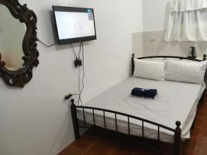 Uma cama ou camas num quarto em Silang Near Tagaytay Transient Rooms for Family