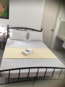 Uma cama ou camas num quarto em Silang Near Tagaytay Transient Rooms for Family