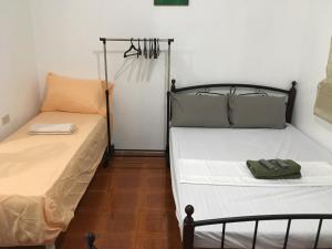 Uma cama ou camas num quarto em Silang Near Tagaytay Transient Rooms for Family