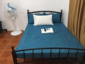 Uma cama ou camas num quarto em Silang Near Tagaytay Transient Rooms for Family