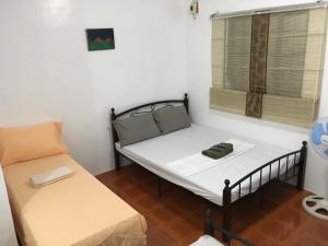 Uma cama ou camas num quarto em Silang Near Tagaytay Transient Rooms for Family
