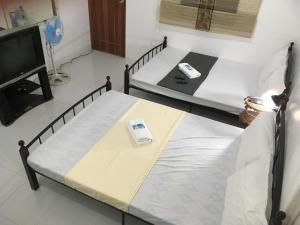 Uma cama ou camas num quarto em Silang Near Tagaytay Transient Rooms for Family