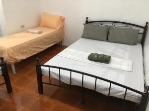 Uma cama ou camas num quarto em Silang Near Tagaytay Transient Rooms for Family