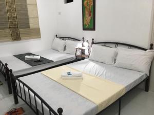 Uma cama ou camas num quarto em Silang Near Tagaytay Transient Rooms for Family