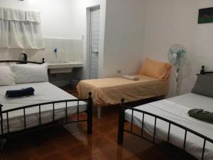 Uma cama ou camas num quarto em Silang Near Tagaytay Transient Rooms for Family