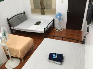 Uma cama ou camas num quarto em Silang Near Tagaytay Transient Rooms for Family