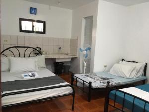 Uma cama ou camas num quarto em Silang Near Tagaytay Transient Rooms for Family