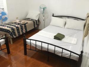 Uma cama ou camas num quarto em Silang Near Tagaytay Transient Rooms for Family