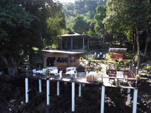 eine Luftansicht eines Hauses mit Tischen und Stühlen in der Unterkunft Pele's Place in Sabang