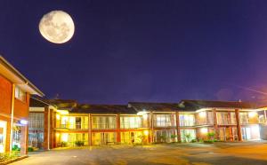 ein großes Gebäude mit Vollmond am Himmel in der Unterkunft Cranford Oak Motel in Christchurch