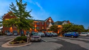 un estacionamiento con autos estacionados frente a un edificio en Best Western Plus Easton Inn & Suites en Easton