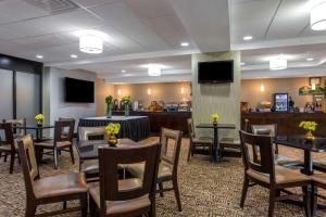 梅肯Wingate by Wyndham Macon I-75的有桌椅和酒吧的餐厅