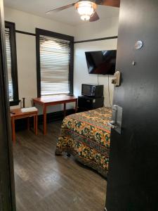 een hotelkamer met een bed en een televisie bij The Adrian in San Francisco