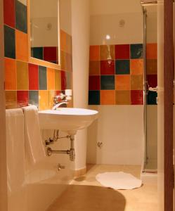 La salle de bains est pourvue d'un lavabo et d'une douche. dans l'établissement Salenthouse, à Racale