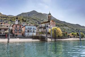 una piccola cittadina sulla riva di un corpo d'acqua di Corte delle Camelie a Vira Gambarogno