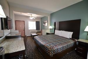 Habitación de hotel con cama y escritorio en Relax Inn Motel and Suites Omaha, en Omaha