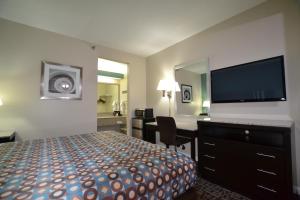 Cama o camas de una habitación en Relax Inn Motel and Suites Omaha