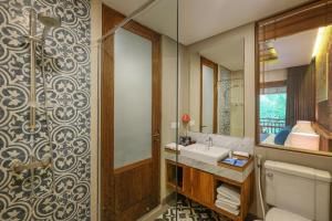 uma casa de banho com um lavatório e um espelho em Sagara Candidasa em Candidasa