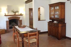 una sala da pranzo con tavolo e camino di Agriturismo Poggio Della Rosa ad Amelia