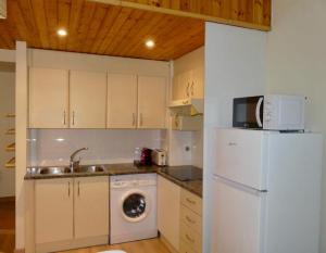 A kitchen or kitchenette at DÚPLEX Acollidor al Centre de Vic APTGARBI