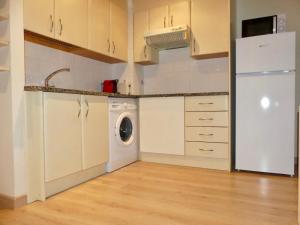 A kitchen or kitchenette at DÚPLEX Acollidor al Centre de Vic APTGARBI