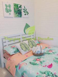 ein Kinderschlafzimmer mit einem Bett mit Meerjungfrauenmuster in der Unterkunft PS4+NETFLIX+TV PLUS Tagaytay Tropical Staycation at SMDC in Tagaytay
