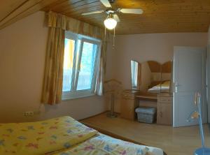 een slaapkamer met een bed en een raam bij Appartments Hungaroland in Balatonberény