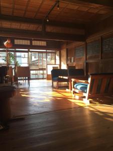 ein Zimmer mit Bänken und Tischen in einem Klassenzimmer in der Unterkunft NORA in Numazu