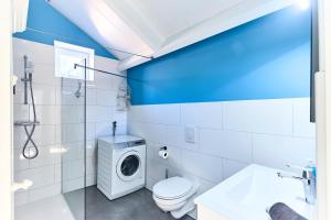 a bathroom with a toilet and a washing machine at RIANT APPARTEMENT CENTRUM MIDDELBURG in Middelburg +19 photos