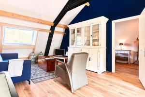 a living room with a desk and a blue wall at RIANT APPARTEMENT CENTRUM MIDDELBURG in Middelburg