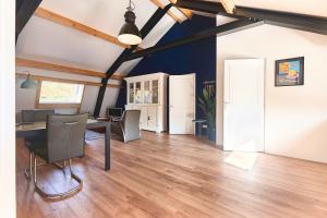 an open living room with a table and chairs at RIANT APPARTEMENT CENTRUM MIDDELBURG in Middelburg