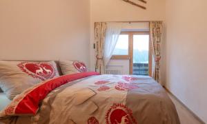 Postel nebo postele na pokoji v ubytování Chesa Silvretta Duplex