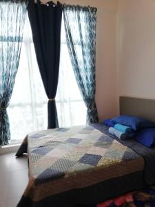 1 dormitorio con edredón en una cama con ventana en Casa D'One Homestay D Pasar Malam, en Cameron Highlands