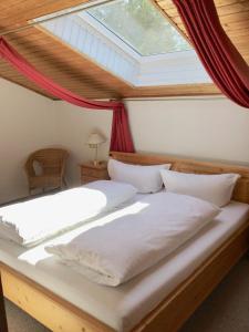 2 camas en una habitación con tragaluz en Ferienwohnung Doris Strodl, en Füssen