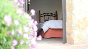 A bed or beds in a room at Habitaciones Sajorami Beach