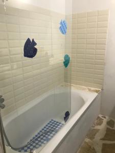 Ванная комната в Maison charme avec piscine privée, près de la mer à Sappounakeika, Tyros +51 фотография