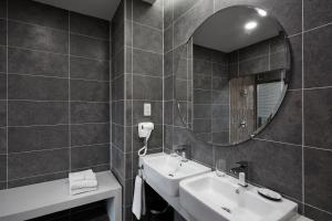 八打灵再也Qliq Damansara Hotel的带水槽和镜子的浴室 更多37张照片