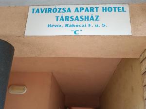 Certifikát, ocenenie alebo iný dokument vystavený v ubytovaní Pedestrian Street Apartment