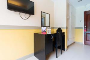 Televiisor ja/või meelelahutuskeskus majutusasutuses RedDoorz Premium @ Gabinete Road Palawan