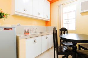 Köök või kööginurk majutusasutuses RedDoorz Premium @ Gabinete Road Palawan