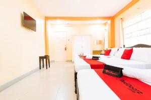 Televiisor ja/või meelelahutuskeskus majutusasutuses RedDoorz Premium @ Gabinete Road Palawan