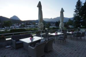 patio ze stołami, krzesłami i parasolami w obiekcie Hotel Egerthof w mieście Seefeld in Tirol +30 zdjęć
