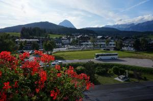 autobus zaparkowany na parkingu z górami w tle w obiekcie Hotel Egerthof w mieście Seefeld in Tirol
