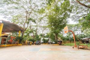 Aed väljaspool majutusasutust RedDoorz Premium @ Gabinete Road Palawan