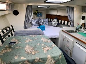łóżko z umywalką na tyłach samochodu w obiekcie Yacht Experience Barcelona w Barcelonie