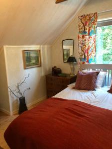 Un pat sau paturi într-o cameră la Dala Cottage