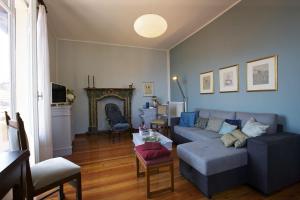 a living room with a couch and a table at Casa Maria Vittoria in Cannero Riviera