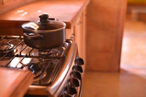 una olla en la parte superior de una estufa en la cocina en Casas Valle De La Luna, en San Pedro de Atacama