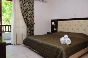 sypialnia z łóżkiem z dwoma ręcznikami w obiekcie Villa Panagiota w mieście Torone