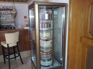 Un refrigerador de cristal con algo de comida dentro. en Landgasthof Zum Heiligenberg, en Sontra